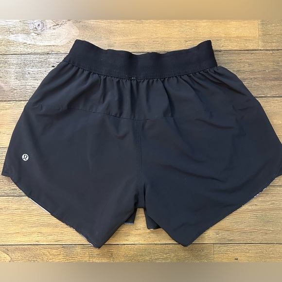 Lululemon Go The Distance Shorts Reversible Butterfly Pizzaz Multi / Black - Picture 13 of 13